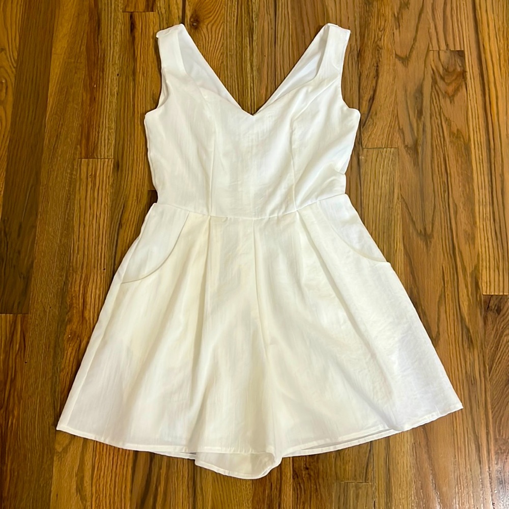 Cute white flowy romper with pockets and a v neck size XXS in women’s